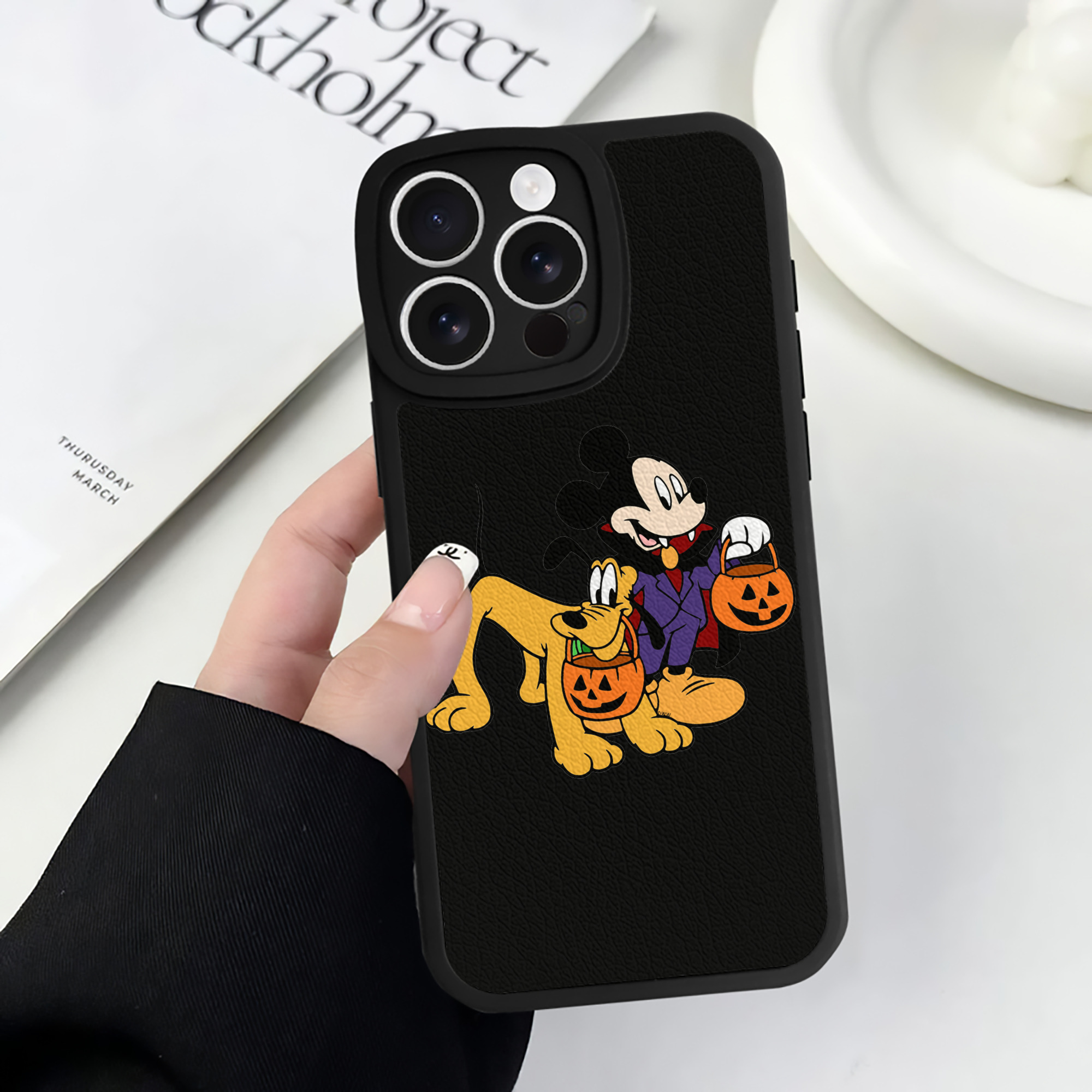 （画像用） ミッキーマウス Mickey Mouse 【iPhone 16シリーズ対応】シリコンスマホケース（レザー調） 材質：シリコン
